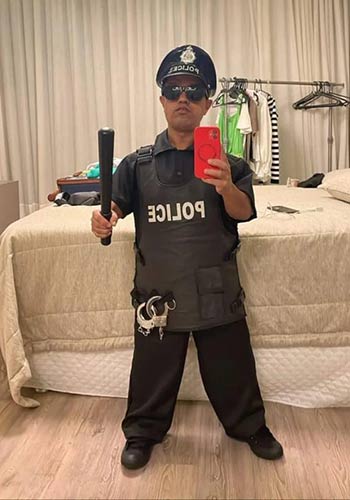 Anão fantasiado polícia para eventos em São Paulo